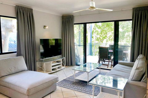 Salt & Sand - Tropical Oasis Footsteps To Beach - Accommodation in Surfers Paradise 1