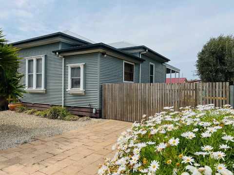 Saltwater Bungalow - WiFi - Accommodation in Surfers Paradise 0