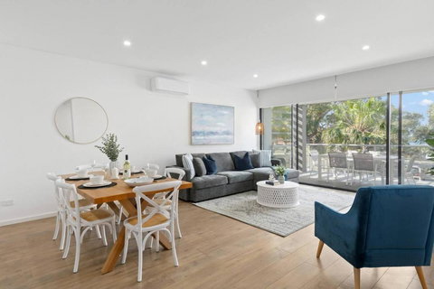 Saltwater Escape - Contemporary Seaside Stunner - Accommodation in Surfers Paradise 0