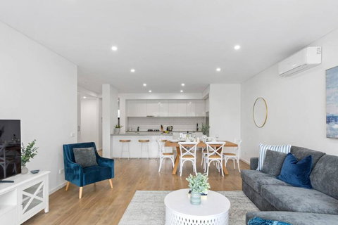 Saltwater Escape - Contemporary Seaside Stunner - Accommodation in Surfers Paradise 1