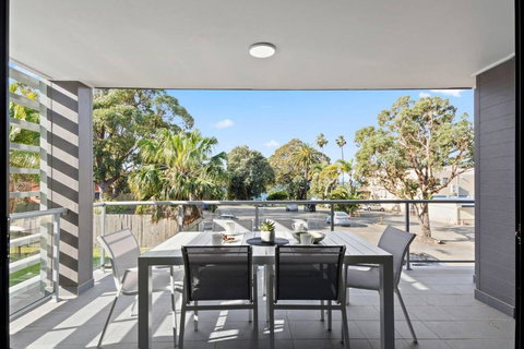 Saltwater Escape - Contemporary Seaside Stunner - Accommodation in Surfers Paradise 3