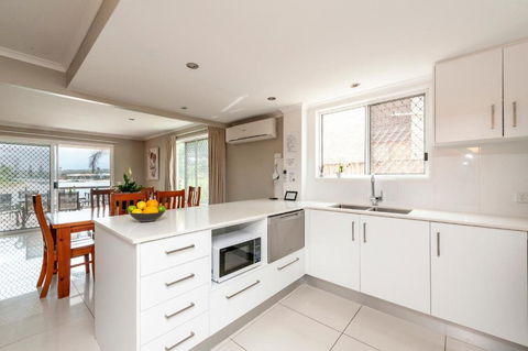 Saltwater Villas - Pet Friendly Accommodation - Accommodation in Surfers Paradise 3