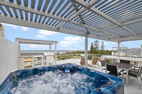 Salty Breeze - Rooftop Terrace & Jacuzzi - Accommodation in Surfers Paradise 0