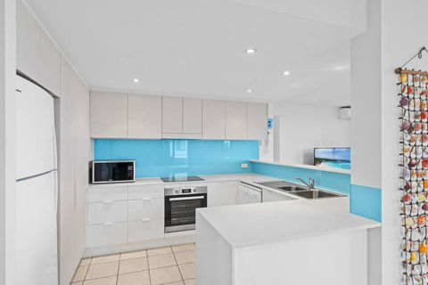 Salty Breeze - Rooftop Terrace & Jacuzzi - Accommodation in Surfers Paradise 3