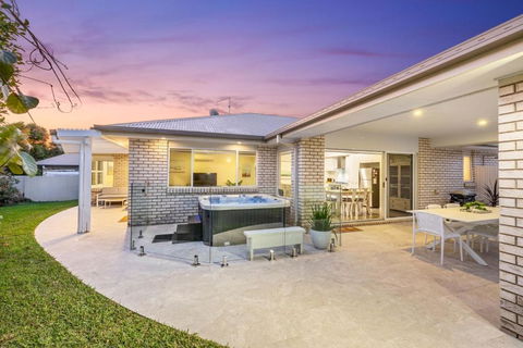 Salty Pause At Bondi House - With Spa And Pet Friendly! - Accommodation in Surfers Paradise 2