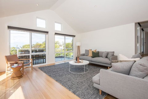 Salty Shores Smiths Beach - Accommodation in Surfers Paradise 2