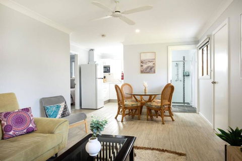 Salty Vibes - Accommodation in Surfers Paradise 3