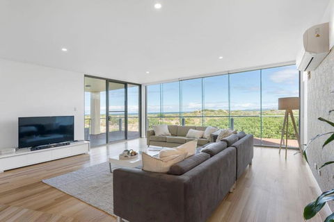 Samphire Middleton-Beach - BYO Linen - Wi-Fi-Luxury-Family - Accommodation in Surfers Paradise 0