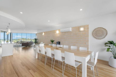 Samphire Middleton-Beach - BYO Linen - Wi-Fi-Luxury-Family - Accommodation in Surfers Paradise 1