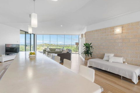 Samphire Middleton-Beach - BYO Linen - Wi-Fi-Luxury-Family - Accommodation in Surfers Paradise 3