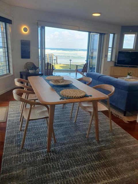 Sanbah-Surf, Views, Beach - Accommodation in Surfers Paradise 2