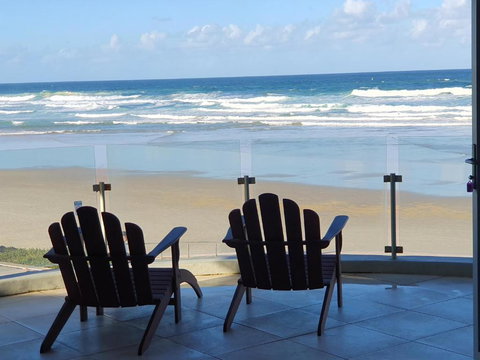 Sanbah-Surf, Views, Beach - Accommodation in Surfers Paradise 0