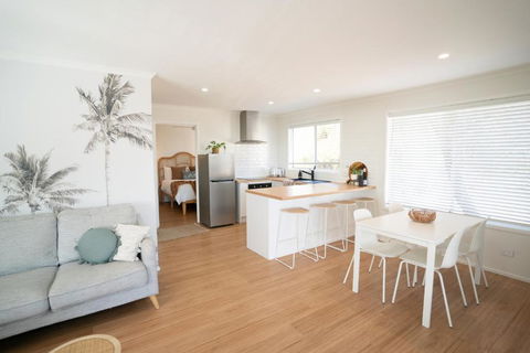 Sanbis Cabin - Hidden Boutique Retreat, Sea Views - Accommodation in Surfers Paradise 2