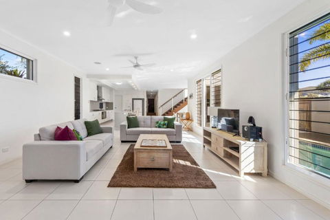 Sand And Sea Beach House - Accommodation in Surfers Paradise 1