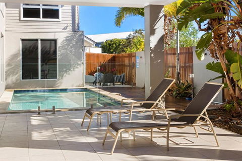 Sand And Sea Beach House - Accommodation in Surfers Paradise 0
