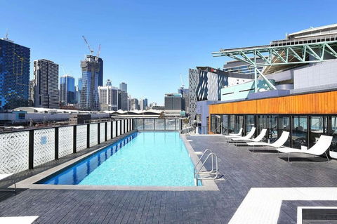 Rooftop Pool Stunning Apt At Marvel Stadium With Free Parking - Accommodation in Surfers Paradise 2