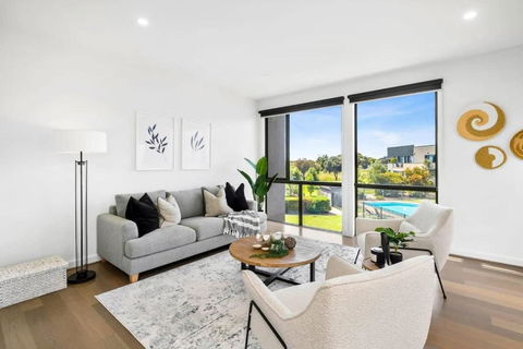 Sands Coastal Villa Close To Pool, Beach And Golf - Accommodation in Surfers Paradise 1