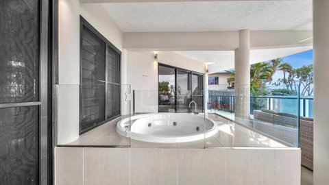 Sandcastle - Accommodation in Surfers Paradise 3
