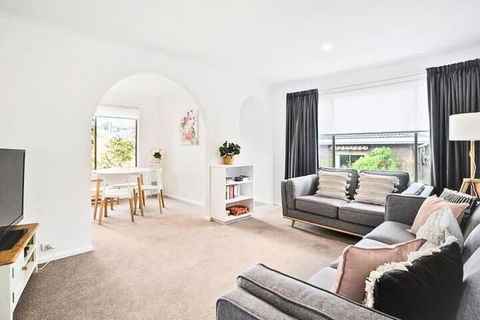 Sandy Bay Cozy Cottage Close To CBD - Accommodation in Surfers Paradise 0