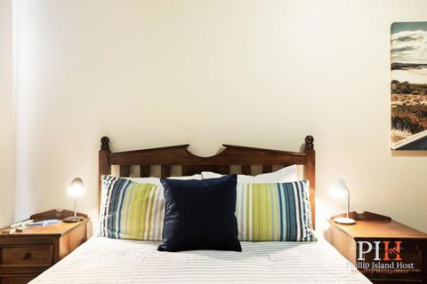 Sandy Bay Getaway W Spa 4 Bdr - Accommodation in Surfers Paradise 2
