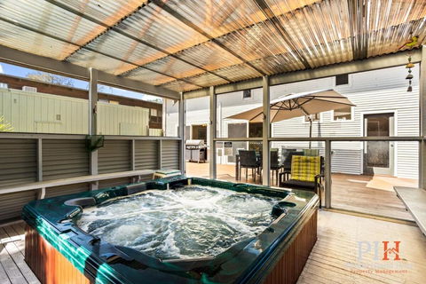 Sandy Bay Getaway W Spa 4 Bdr - Accommodation in Surfers Paradise 0
