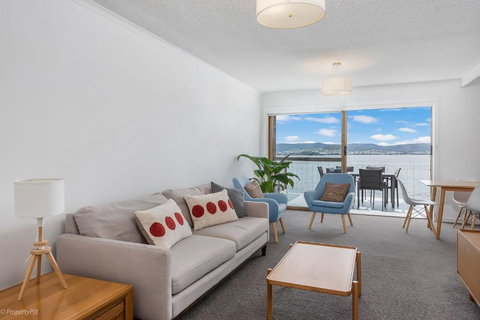 Sandy Bay Waterfront - Accommodation in Surfers Paradise 0
