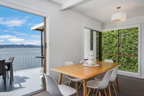 Sandy Bay Waterfront - Accommodation in Surfers Paradise 1