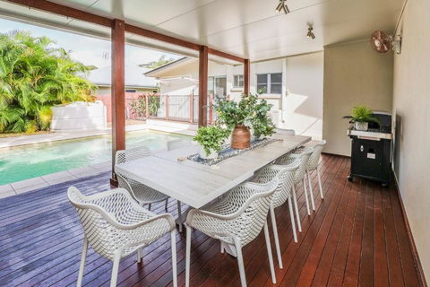 Sandy Burrows - Accommodation in Surfers Paradise 0