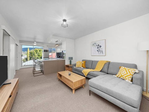 Sandy Bay Apartment With Hobart River View, Near UTAS - Stroll To Cafes And Shops - Accommodation in Surfers Paradise 0
