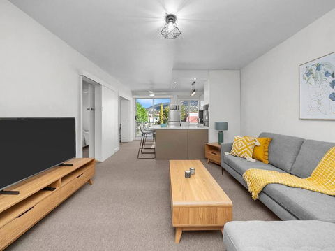 Sandy Bay Apartment With Hobart River View, Near UTAS - Stroll To Cafes And Shops - Accommodation in Surfers Paradise 2