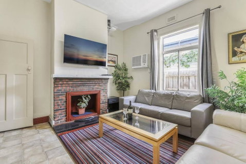 Spacious Urban Delight In Coburg - Accommodation in Surfers Paradise 1