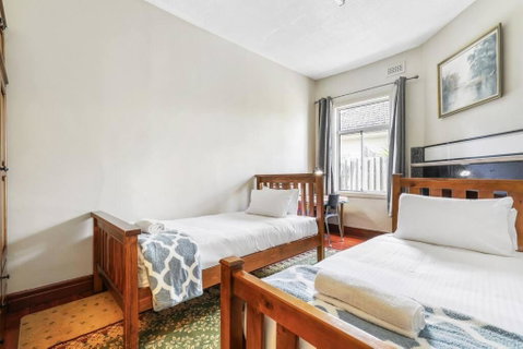 Spacious Urban Delight In Coburg - Accommodation in Surfers Paradise 3