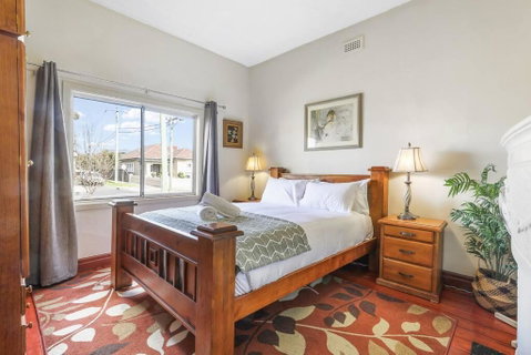 Spacious Urban Delight In Coburg - Accommodation in Surfers Paradise 2