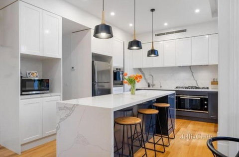 Spacious Room With Ensuite Next To Coburg Station, Non Smoking House - Accommodation in Surfers Paradise 1