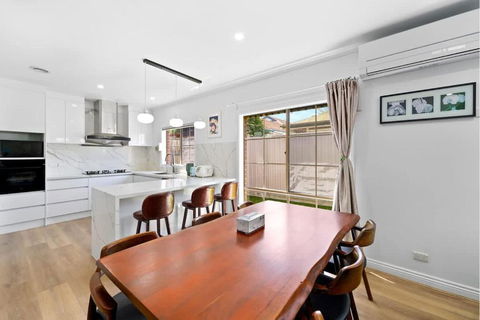 Stunning Bentleigh East 2BR Sun-Filled Home - Accommodation in Surfers Paradise 1