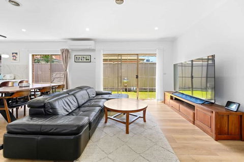Stunning Bentleigh East 2BR Sun-Filled Home - Accommodation in Surfers Paradise 0