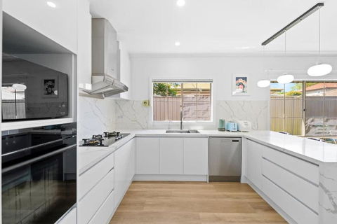 Stunning Bentleigh East 2BR Sun-Filled Home - Accommodation in Surfers Paradise 3