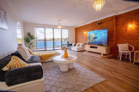 Stunning Waterfront Place With Swimpool, Harbour View And Free P - Accommodation in Surfers Paradise 2