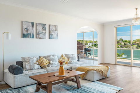 Stunning Waterfront Place With Swimpool, Harbour View And Free P - Accommodation in Surfers Paradise 0