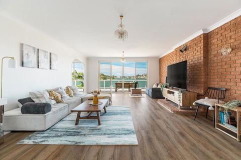 Stunning Waterfront Place With Swimpool, Harbour View And Free P - Accommodation in Surfers Paradise 1