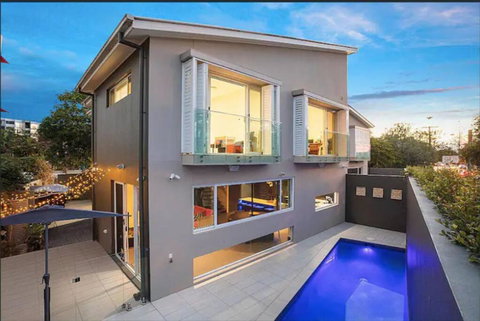 Stylish Surfers Paradise Haven 4BR4B Stunning Pool 2 - Accommodation in Surfers Paradise 0