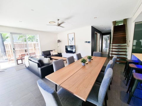 Stylish Surfers Paradise Haven 4BR4B Stunning Pool 2 - Accommodation in Surfers Paradise 2