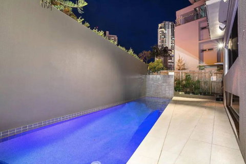 Stylish Surfers Paradise Haven 4BR4B Stunning Pool 2 - Accommodation in Surfers Paradise 1
