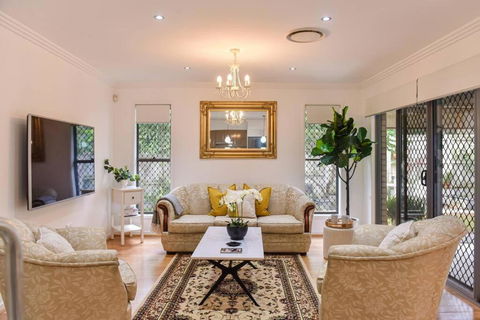The Arcadia - Entire Luxurious English Cottage With Huge Privacy Near CBD - Accommodation in Surfers Paradise 0