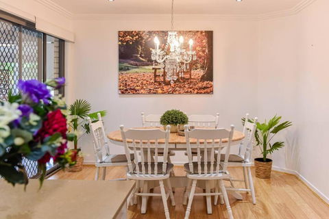 The Arcadia - Entire Luxurious English Cottage With Huge Privacy Near CBD - Accommodation in Surfers Paradise 1