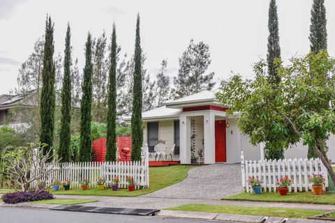 The Arcadia - Entire Luxurious English Cottage With Huge Privacy Near CBD - Accommodation in Surfers Paradise 2