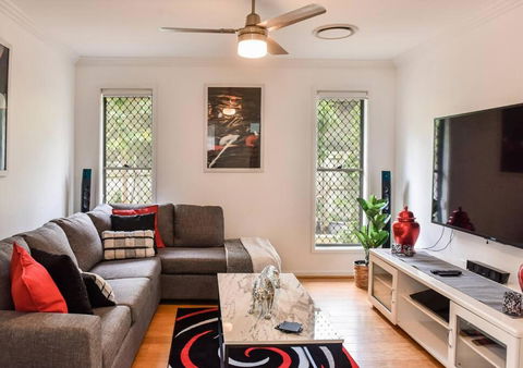 The Arcadia - Entire Luxurious English Cottage With Huge Privacy Near CBD - Accommodation in Surfers Paradise 3