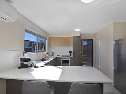 T Bar On Twynam - Modern 2BR Apartment L WiFi L Netflix L BBQ L Smart TV L Air-Con - Accommodation in Surfers Paradise 3