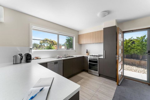 T Bar On Twynam - Modern 2BR Apartment L WiFi L Netflix L BBQ L Smart TV L Air-Con - Accommodation in Surfers Paradise 0
