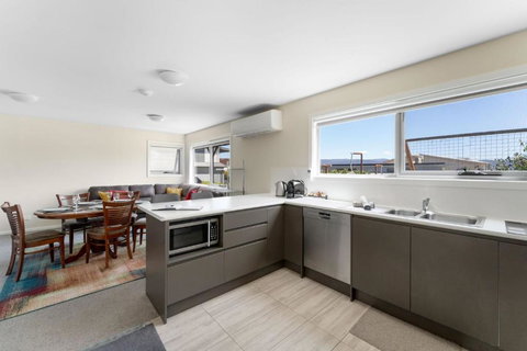 T Bar On Twynam - Modern 2BR Apartment L WiFi L Netflix L BBQ L Smart TV L Air-Con - Accommodation in Surfers Paradise 1